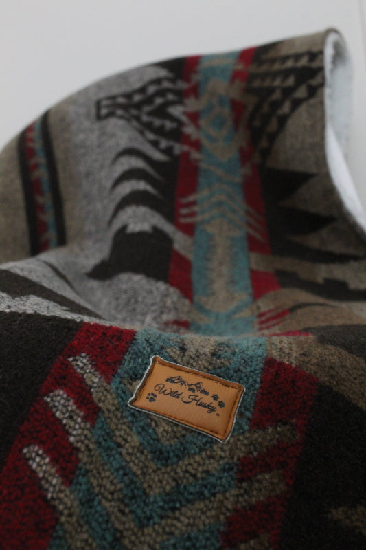 Emmenez le confort partout : plaid réversible laine & Sherpa pour chien. Parfait pour la maison, le voyage ou le camping en toute saison.