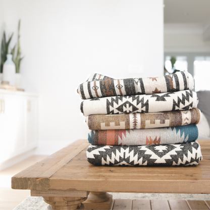 Emmenez le confort partout : plaid réversible laine & Sherpa pour chien. Parfait pour la maison, le voyage ou le camping en toute saison.