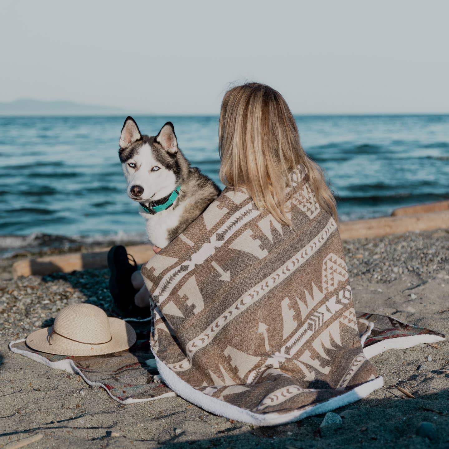 Emmenez le confort partout : plaid réversible laine & Sherpa pour chien. Parfait pour la maison, le voyage ou le camping en toute saison.