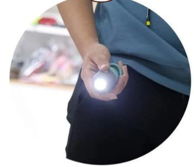 Distributeur de sacs avec lampe intégrée – Balades de nuit pratiques